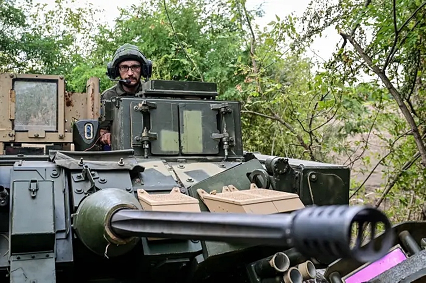 Hình ảnh bên trong xe chiến đấu bộ binh Bradley chở binh sĩ Ukraine